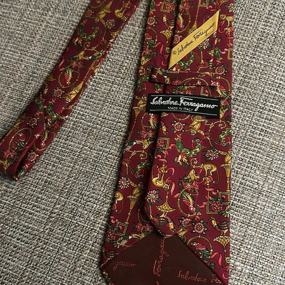 1day sale Authentic Salvatore Ferregamo tie made in Italy.